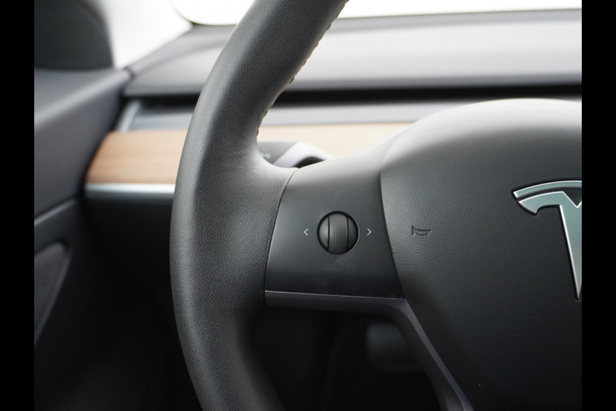 Tesla Model 3 RWD SR+ 60kWh 325PK Lmv 18" AutoPilot Leder PanoDak Adaptive-Cruise Lmv Camera's Elektr.-Stuur+Stoelen+Spiegels+Geheugen+Easy-En Navi LED Comfortstoelen ACC DAB Keyless en Voorverwarmen interieur via App One-Pedal-Drive Origineel Nederlandse auto tot 11kw laden thuis! Garantie Accu tot 10-03-2027 max 160.000km 1.584kg licht!