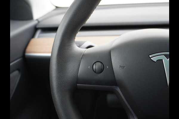 Tesla Model 3 RWD SR+ 60kWh 325PK Lmv 18" AutoPilot Leder PanoDak Adaptive-Cruise Lmv Camera's Elektr.-Stuur+Stoelen+Spiegels+Geheugen+Easy-En Navi LED Comfortstoelen ACC DAB Keyless en Voorverwarmen interieur via App One-Pedal-Drive Origineel Nederlandse auto tot 11kw laden thuis! Garantie Accu tot 10-03-2027 max 160.000km 1.584kg licht!