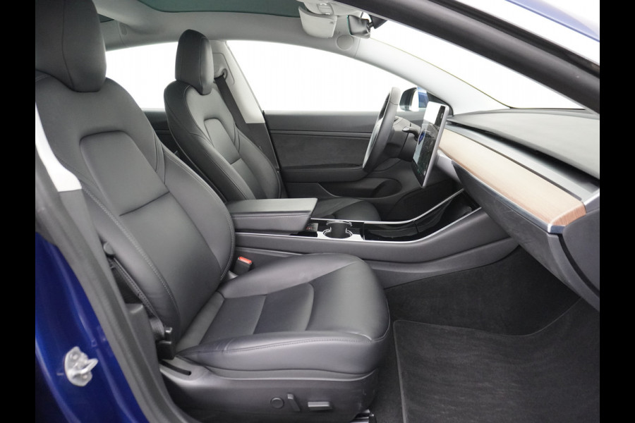 Tesla Model 3 RWD SR+ 60kWh 325PK Lmv 18" AutoPilot Leder PanoDak Adaptive-Cruise Lmv Camera's Elektr.-Stuur+Stoelen+Spiegels+Geheugen+Easy-En Navi LED Comfortstoelen ACC DAB Keyless en Voorverwarmen interieur via App One-Pedal-Drive Origineel Nederlandse auto tot 11kw laden thuis! Garantie Accu tot 10-03-2027 max 160.000km 1.584kg licht!