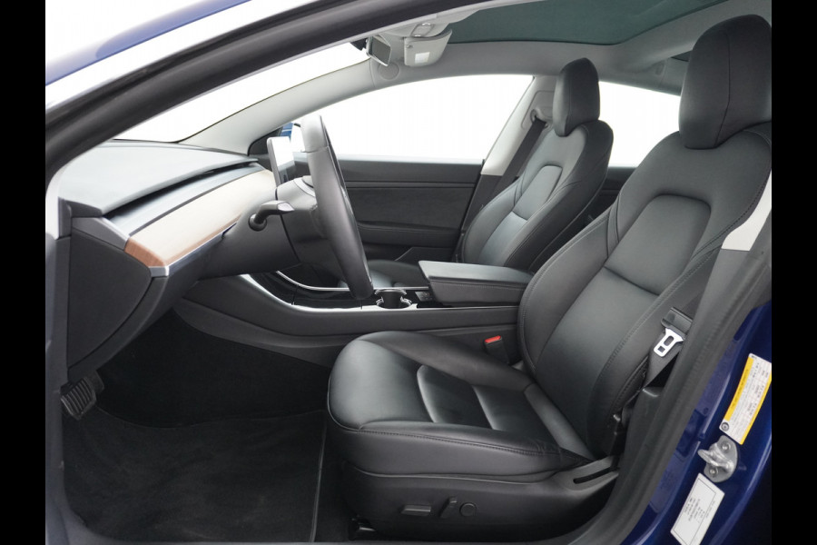 Tesla Model 3 RWD SR+ 60kWh 325PK Lmv 18" AutoPilot Leder PanoDak Adaptive-Cruise Lmv Camera's Elektr.-Stuur+Stoelen+Spiegels+Geheugen+Easy-En Navi LED Comfortstoelen ACC DAB Keyless en Voorverwarmen interieur via App One-Pedal-Drive Origineel Nederlandse auto tot 11kw laden thuis! Garantie Accu tot 10-03-2027 max 160.000km 1.584kg licht!