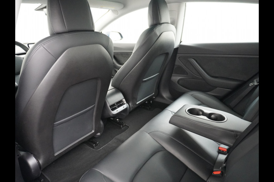 Tesla Model 3 RWD SR+ 60kWh 325PK Lmv 18" AutoPilot Leder PanoDak Adaptive-Cruise Lmv Camera's Elektr.-Stuur+Stoelen+Spiegels+Geheugen+Easy-En Navi LED Comfortstoelen ACC DAB Keyless en Voorverwarmen interieur via App One-Pedal-Drive Origineel Nederlandse auto tot 11kw laden thuis! Garantie Accu tot 10-03-2027 max 160.000km 1.584kg licht!