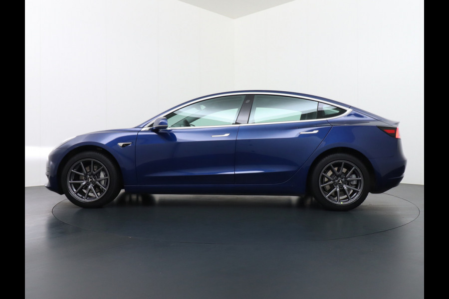 Tesla Model 3 RWD SR+ 60kWh 325PK Lmv 18" AutoPilot Leder PanoDak Adaptive-Cruise Lmv Camera's Elektr.-Stuur+Stoelen+Spiegels+Geheugen+Easy-En Navi LED Comfortstoelen ACC DAB Keyless en Voorverwarmen interieur via App One-Pedal-Drive Origineel Nederlandse auto tot 11kw laden thuis! Garantie Accu tot 10-03-2027 max 160.000km 1.584kg licht!
