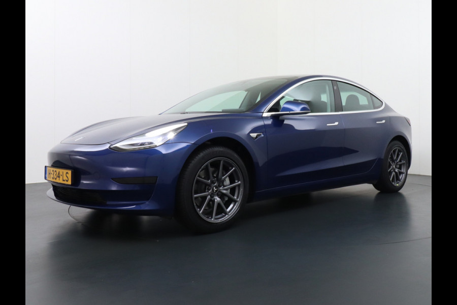 Tesla Model 3 RWD SR+ 60kWh 325PK Lmv 18" AutoPilot Leder PanoDak Adaptive-Cruise Lmv Camera's Elektr.-Stuur+Stoelen+Spiegels+Geheugen+Easy-En Navi LED Comfortstoelen ACC DAB Keyless en Voorverwarmen interieur via App One-Pedal-Drive Origineel Nederlandse auto tot 11kw laden thuis! Garantie Accu tot 10-03-2027 max 160.000km 1.584kg licht!