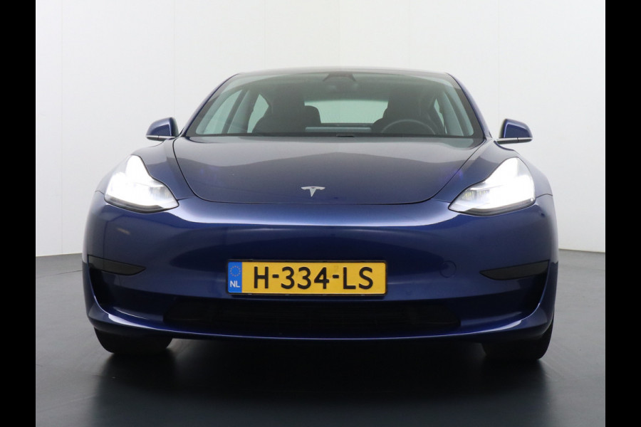 Tesla Model 3 RWD SR+ 60kWh 325PK Lmv 18" AutoPilot Leder PanoDak Adaptive-Cruise Lmv Camera's Elektr.-Stuur+Stoelen+Spiegels+Geheugen+Easy-En Navi LED Comfortstoelen ACC DAB Keyless en Voorverwarmen interieur via App One-Pedal-Drive Origineel Nederlandse auto tot 11kw laden thuis! Garantie Accu tot 10-03-2027 max 160.000km 1.584kg licht!