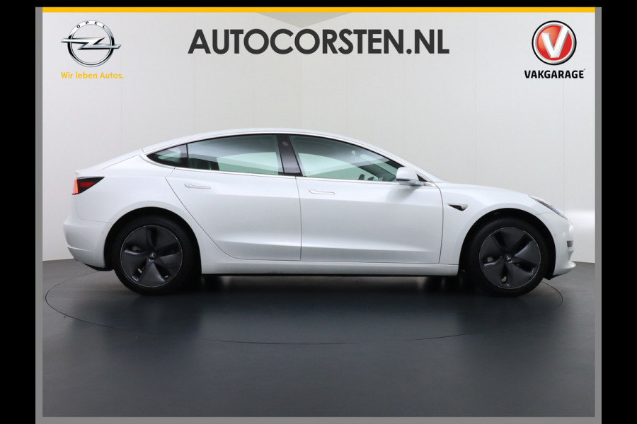 Tesla Model 3 2020 RWD SR+ 60kWh 325PK Lmv 18" AutoPilot Leder PanoDak Adaptive-Cruise Lmv Camera's Elektr.-Stuur+Stoelen+Spiegels+Geheugen+Ea Navi LED Comfortstoelen ACC DAB Keyless en Voorverwarmen interieur via App One-Pedal-Drive Origineel Nederlandse auto tot 11kw laden thuis! Garantie Accu tot 16-3-2028 max 160.000km 1.584kg licht!