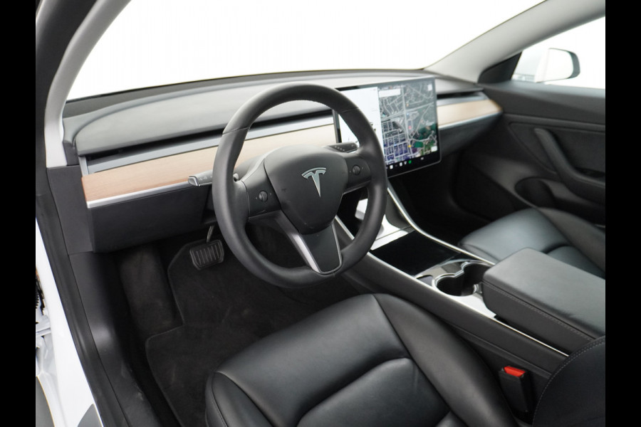 Tesla Model 3 2020 RWD SR+ 60kWh 325PK Lmv 18" AutoPilot Leder PanoDak Adaptive-Cruise Lmv Camera's Elektr.-Stuur+Stoelen+Spiegels+Geheugen+Ea Navi LED Comfortstoelen ACC DAB Keyless en Voorverwarmen interieur via App One-Pedal-Drive Origineel Nederlandse auto tot 11kw laden thuis! Garantie Accu tot 16-3-2028 max 160.000km 1.584kg licht!