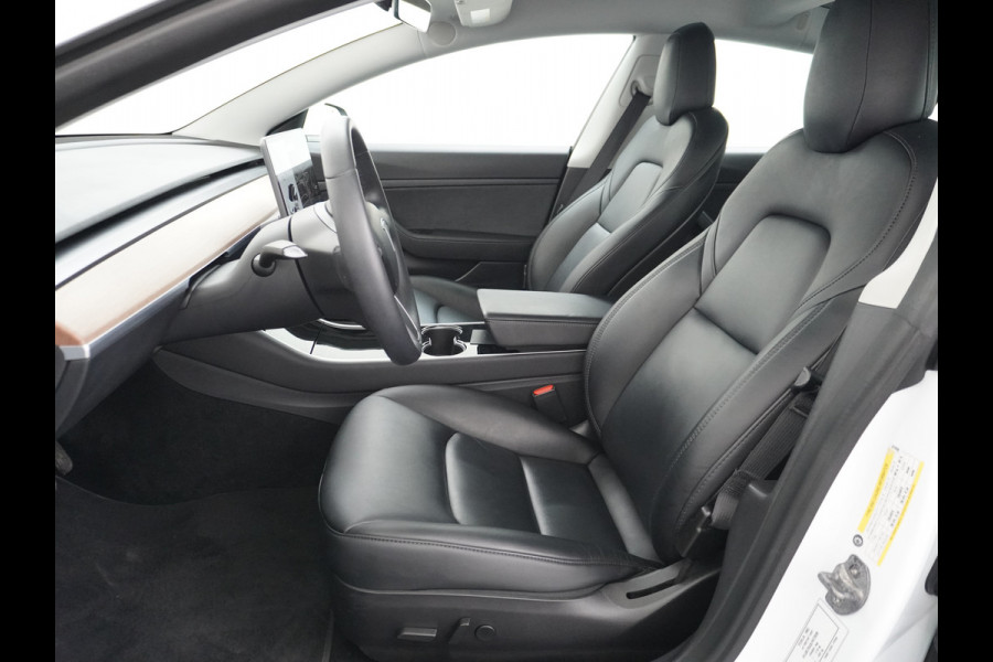 Tesla Model 3 2020 RWD SR+ 60kWh 325PK Lmv 18" AutoPilot Leder PanoDak Adaptive-Cruise Lmv Camera's Elektr.-Stuur+Stoelen+Spiegels+Geheugen+Ea Navi LED Comfortstoelen ACC DAB Keyless en Voorverwarmen interieur via App One-Pedal-Drive Origineel Nederlandse auto tot 11kw laden thuis! Garantie Accu tot 16-3-2028 max 160.000km 1.584kg licht!