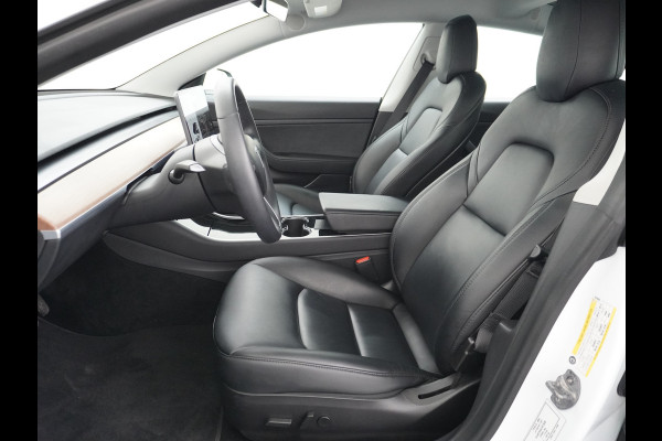 Tesla Model 3 2020 RWD SR+ 60kWh 325PK Lmv 18" AutoPilot Leder PanoDak Adaptive-Cruise Lmv Camera's Elektr.-Stuur+Stoelen+Spiegels+Geheugen+Ea Navi LED Comfortstoelen ACC DAB Keyless en Voorverwarmen interieur via App One-Pedal-Drive Origineel Nederlandse auto tot 11kw laden thuis! Garantie Accu tot 16-3-2028 max 160.000km 1.584kg licht!