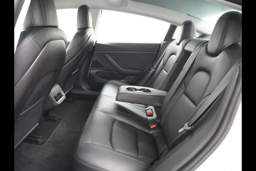 Tesla Model 3 2020 RWD SR+ 60kWh 325PK Lmv 18" AutoPilot Leder PanoDak Adaptive-Cruise Lmv Camera's Elektr.-Stuur+Stoelen+Spiegels+Geheugen+Ea Navi LED Comfortstoelen ACC DAB Keyless en Voorverwarmen interieur via App One-Pedal-Drive Origineel Nederlandse auto tot 11kw laden thuis! Garantie Accu tot 16-3-2028 max 160.000km 1.584kg licht!