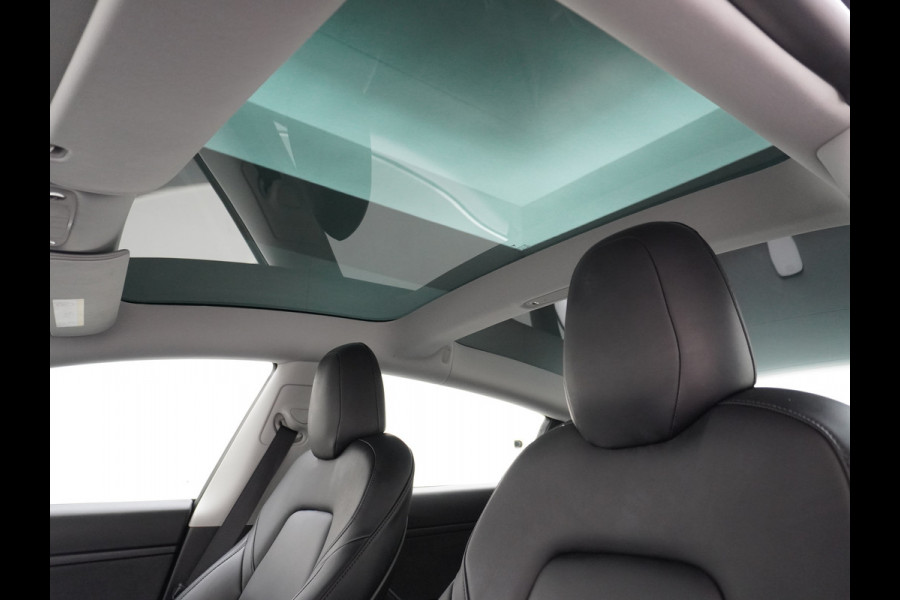 Tesla Model 3 2020 RWD SR+ 60kWh 325PK Lmv 18" AutoPilot Leder PanoDak Adaptive-Cruise Lmv Camera's Elektr.-Stuur+Stoelen+Spiegels+Geheugen+Ea Navi LED Comfortstoelen ACC DAB Keyless en Voorverwarmen interieur via App One-Pedal-Drive Origineel Nederlandse auto tot 11kw laden thuis! Garantie Accu tot 16-3-2028 max 160.000km 1.584kg licht!