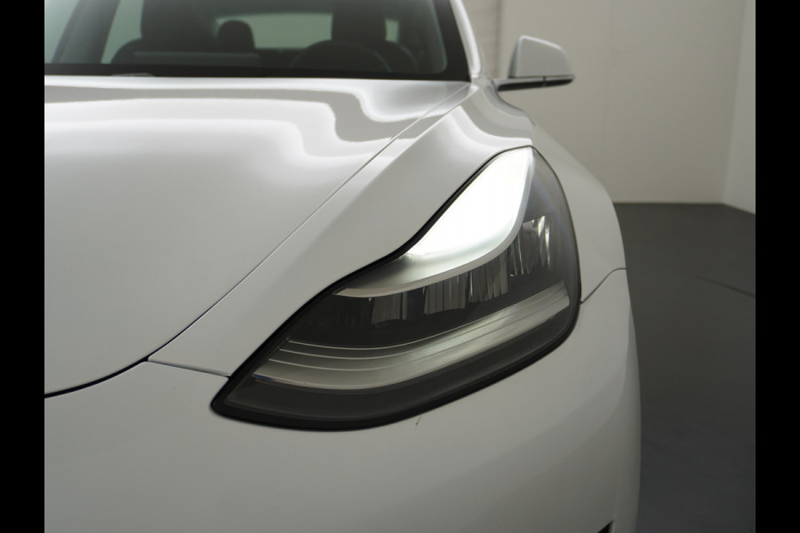 Tesla Model 3 2020 RWD SR+ 60kWh 325PK Lmv 18" AutoPilot Leder PanoDak Adaptive-Cruise Lmv Camera's Elektr.-Stuur+Stoelen+Spiegels+Geheugen+Ea Navi LED Comfortstoelen ACC DAB Keyless en Voorverwarmen interieur via App One-Pedal-Drive Origineel Nederlandse auto tot 11kw laden thuis! Garantie Accu tot 16-3-2028 max 160.000km 1.584kg licht!