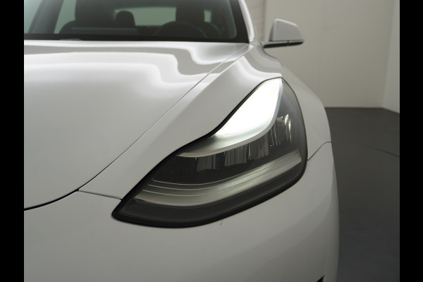 Tesla Model 3 2020 RWD SR+ 60kWh 325PK Lmv 18" AutoPilot Leder PanoDak Adaptive-Cruise Lmv Camera's Elektr.-Stuur+Stoelen+Spiegels+Geheugen+Ea Navi LED Comfortstoelen ACC DAB Keyless en Voorverwarmen interieur via App One-Pedal-Drive Origineel Nederlandse auto tot 11kw laden thuis! Garantie Accu tot 16-3-2028 max 160.000km 1.584kg licht!