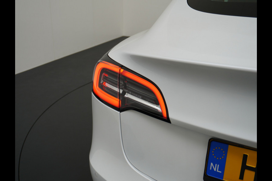 Tesla Model 3 2020 RWD SR+ 60kWh 325PK Lmv 18" AutoPilot Leder PanoDak Adaptive-Cruise Lmv Camera's Elektr.-Stuur+Stoelen+Spiegels+Geheugen+Ea Navi LED Comfortstoelen ACC DAB Keyless en Voorverwarmen interieur via App One-Pedal-Drive Origineel Nederlandse auto tot 11kw laden thuis! Garantie Accu tot 16-3-2028 max 160.000km 1.584kg licht!
