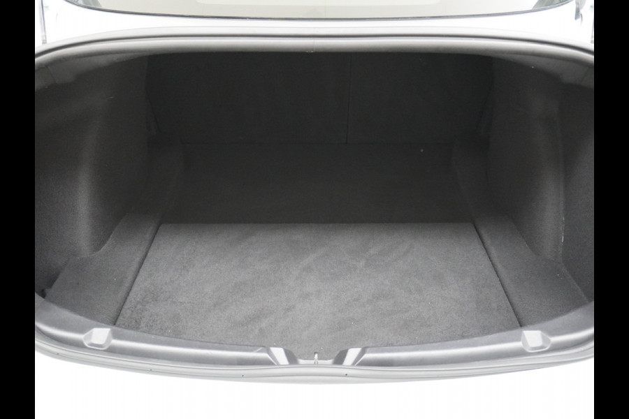 Tesla Model 3 2020 RWD SR+ 60kWh 325PK Lmv 18" AutoPilot Leder PanoDak Adaptive-Cruise Lmv Camera's Elektr.-Stuur+Stoelen+Spiegels+Geheugen+Ea Navi LED Comfortstoelen ACC DAB Keyless en Voorverwarmen interieur via App One-Pedal-Drive Origineel Nederlandse auto tot 11kw laden thuis! Garantie Accu tot 16-3-2028 max 160.000km 1.584kg licht!