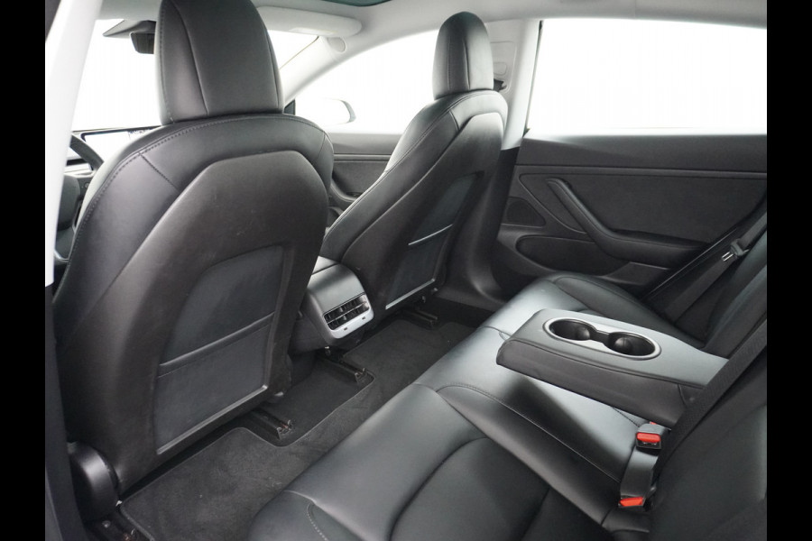 Tesla Model 3 2020 RWD SR+ 60kWh 325PK Lmv 18" AutoPilot Leder PanoDak Adaptive-Cruise Lmv Camera's Elektr.-Stuur+Stoelen+Spiegels+Geheugen+Ea Navi LED Comfortstoelen ACC DAB Keyless en Voorverwarmen interieur via App One-Pedal-Drive Origineel Nederlandse auto tot 11kw laden thuis! Garantie Accu tot 16-3-2028 max 160.000km 1.584kg licht!