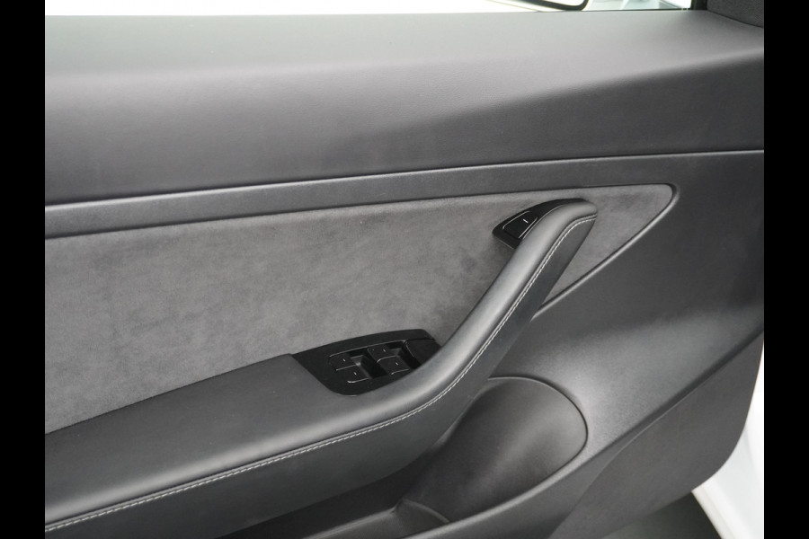 Tesla Model 3 2020 RWD SR+ 60kWh 325PK Lmv 18" AutoPilot Leder PanoDak Adaptive-Cruise Lmv Camera's Elektr.-Stuur+Stoelen+Spiegels+Geheugen+Ea Navi LED Comfortstoelen ACC DAB Keyless en Voorverwarmen interieur via App One-Pedal-Drive Origineel Nederlandse auto tot 11kw laden thuis! Garantie Accu tot 16-3-2028 max 160.000km 1.584kg licht!