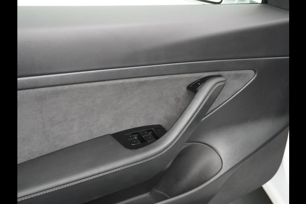 Tesla Model 3 2020 RWD SR+ 60kWh 325PK Lmv 18" AutoPilot Leder PanoDak Adaptive-Cruise Lmv Camera's Elektr.-Stuur+Stoelen+Spiegels+Geheugen+Ea Navi LED Comfortstoelen ACC DAB Keyless en Voorverwarmen interieur via App One-Pedal-Drive Origineel Nederlandse auto tot 11kw laden thuis! Garantie Accu tot 16-3-2028 max 160.000km 1.584kg licht!