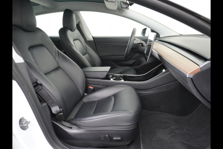 Tesla Model 3 2020 RWD SR+ 60kWh 325PK Lmv 18" AutoPilot Leder PanoDak Adaptive-Cruise Lmv Camera's Elektr.-Stuur+Stoelen+Spiegels+Geheugen+Ea Navi LED Comfortstoelen ACC DAB Keyless en Voorverwarmen interieur via App One-Pedal-Drive Origineel Nederlandse auto tot 11kw laden thuis! Garantie Accu tot 16-3-2028 max 160.000km 1.584kg licht!