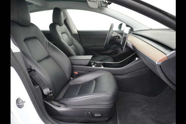 Tesla Model 3 2020 RWD SR+ 60kWh 325PK Lmv 18" AutoPilot Leder PanoDak Adaptive-Cruise Lmv Camera's Elektr.-Stuur+Stoelen+Spiegels+Geheugen+Ea Navi LED Comfortstoelen ACC DAB Keyless en Voorverwarmen interieur via App One-Pedal-Drive Origineel Nederlandse auto tot 11kw laden thuis! Garantie Accu tot 16-3-2028 max 160.000km 1.584kg licht!