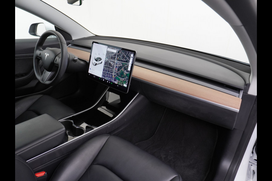 Tesla Model 3 2020 RWD SR+ 60kWh 325PK Lmv 18" AutoPilot Leder PanoDak Adaptive-Cruise Lmv Camera's Elektr.-Stuur+Stoelen+Spiegels+Geheugen+Ea Navi LED Comfortstoelen ACC DAB Keyless en Voorverwarmen interieur via App One-Pedal-Drive Origineel Nederlandse auto tot 11kw laden thuis! Garantie Accu tot 16-3-2028 max 160.000km 1.584kg licht!