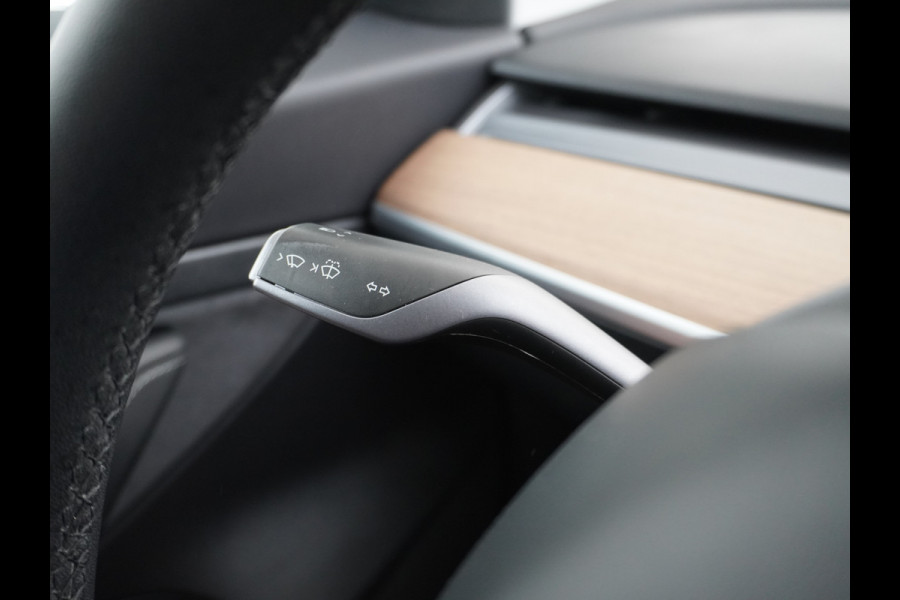 Tesla Model 3 2020 RWD SR+ 60kWh 325PK Lmv 18" AutoPilot Leder PanoDak Adaptive-Cruise Lmv Camera's Elektr.-Stuur+Stoelen+Spiegels+Geheugen+Ea Navi LED Comfortstoelen ACC DAB Keyless en Voorverwarmen interieur via App One-Pedal-Drive Origineel Nederlandse auto tot 11kw laden thuis! Garantie Accu tot 16-3-2028 max 160.000km 1.584kg licht!