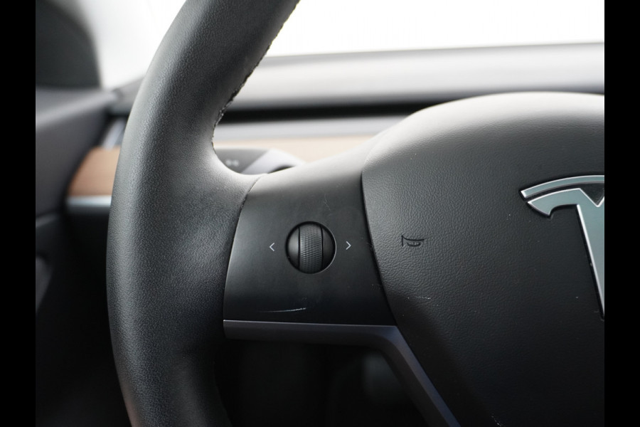 Tesla Model 3 2020 RWD SR+ 60kWh 325PK Lmv 18" AutoPilot Leder PanoDak Adaptive-Cruise Lmv Camera's Elektr.-Stuur+Stoelen+Spiegels+Geheugen+Ea Navi LED Comfortstoelen ACC DAB Keyless en Voorverwarmen interieur via App One-Pedal-Drive Origineel Nederlandse auto tot 11kw laden thuis! Garantie Accu tot 16-3-2028 max 160.000km 1.584kg licht!