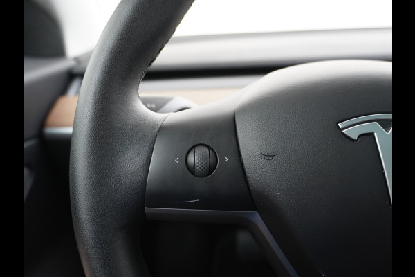 Tesla Model 3 2020 RWD SR+ 60kWh 325PK Lmv 18" AutoPilot Leder PanoDak Adaptive-Cruise Lmv Camera's Elektr.-Stuur+Stoelen+Spiegels+Geheugen+Ea Navi LED Comfortstoelen ACC DAB Keyless en Voorverwarmen interieur via App One-Pedal-Drive Origineel Nederlandse auto tot 11kw laden thuis! Garantie Accu tot 16-3-2028 max 160.000km 1.584kg licht!