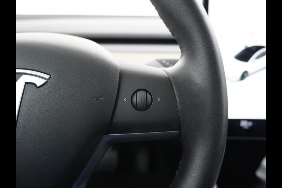 Tesla Model 3 2020 RWD SR+ 60kWh 325PK Lmv 18" AutoPilot Leder PanoDak Adaptive-Cruise Lmv Camera's Elektr.-Stuur+Stoelen+Spiegels+Geheugen+Ea Navi LED Comfortstoelen ACC DAB Keyless en Voorverwarmen interieur via App One-Pedal-Drive Origineel Nederlandse auto tot 11kw laden thuis! Garantie Accu tot 16-3-2028 max 160.000km 1.584kg licht!