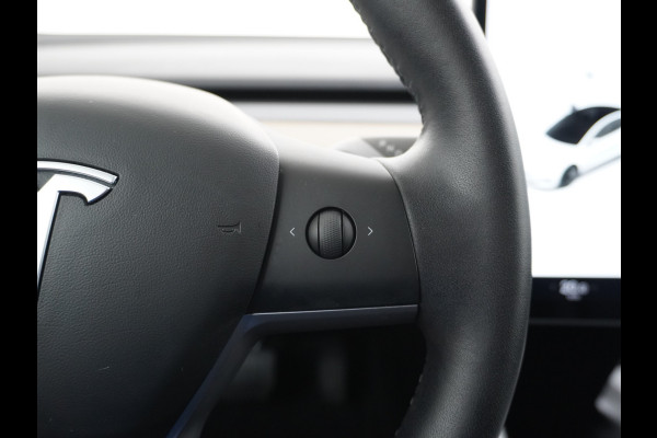 Tesla Model 3 2020 RWD SR+ 60kWh 325PK Lmv 18" AutoPilot Leder PanoDak Adaptive-Cruise Lmv Camera's Elektr.-Stuur+Stoelen+Spiegels+Geheugen+Ea Navi LED Comfortstoelen ACC DAB Keyless en Voorverwarmen interieur via App One-Pedal-Drive Origineel Nederlandse auto tot 11kw laden thuis! Garantie Accu tot 16-3-2028 max 160.000km 1.584kg licht!
