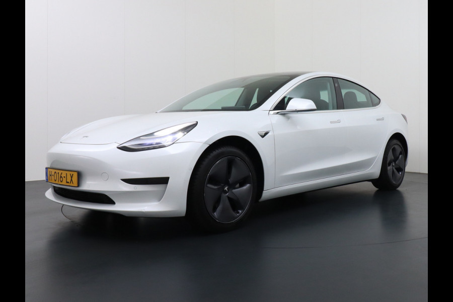 Tesla Model 3 2020 RWD SR+ 60kWh 325PK Lmv 18" AutoPilot Leder PanoDak Adaptive-Cruise Lmv Camera's Elektr.-Stuur+Stoelen+Spiegels+Geheugen+Ea Navi LED Comfortstoelen ACC DAB Keyless en Voorverwarmen interieur via App One-Pedal-Drive Origineel Nederlandse auto tot 11kw laden thuis! Garantie Accu tot 16-3-2028 max 160.000km 1.584kg licht!
