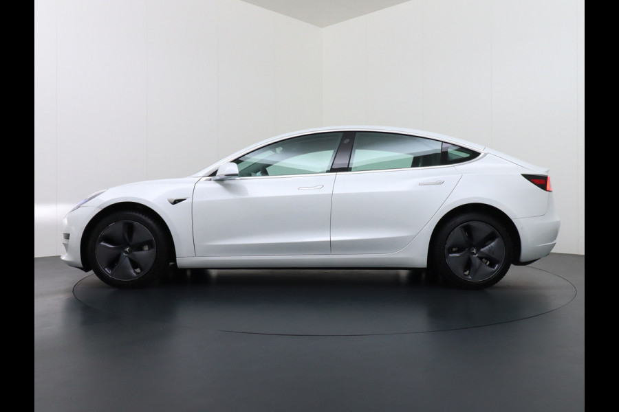 Tesla Model 3 2020 RWD SR+ 60kWh 325PK Lmv 18" AutoPilot Leder PanoDak Adaptive-Cruise Lmv Camera's Elektr.-Stuur+Stoelen+Spiegels+Geheugen+Ea Navi LED Comfortstoelen ACC DAB Keyless en Voorverwarmen interieur via App One-Pedal-Drive Origineel Nederlandse auto tot 11kw laden thuis! Garantie Accu tot 16-3-2028 max 160.000km 1.584kg licht!