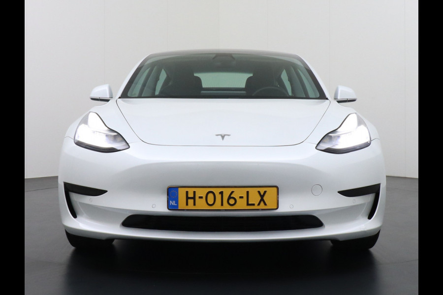 Tesla Model 3 2020 RWD SR+ 60kWh 325PK Lmv 18" AutoPilot Leder PanoDak Adaptive-Cruise Lmv Camera's Elektr.-Stuur+Stoelen+Spiegels+Geheugen+Ea Navi LED Comfortstoelen ACC DAB Keyless en Voorverwarmen interieur via App One-Pedal-Drive Origineel Nederlandse auto tot 11kw laden thuis! Garantie Accu tot 16-3-2028 max 160.000km 1.584kg licht!
