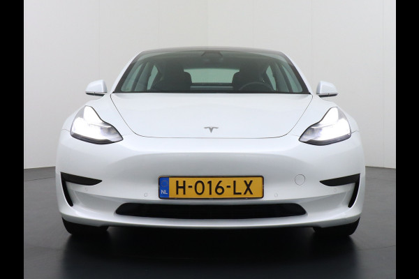 Tesla Model 3 2020 RWD SR+ 60kWh 325PK Lmv 18" AutoPilot Leder PanoDak Adaptive-Cruise Lmv Camera's Elektr.-Stuur+Stoelen+Spiegels+Geheugen+Ea Navi LED Comfortstoelen ACC DAB Keyless en Voorverwarmen interieur via App One-Pedal-Drive Origineel Nederlandse auto tot 11kw laden thuis! Garantie Accu tot 16-3-2028 max 160.000km 1.584kg licht!