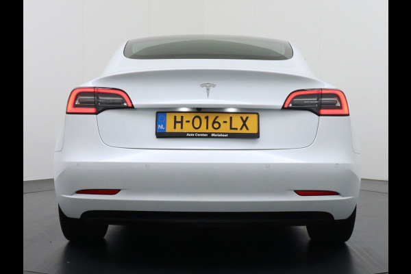 Tesla Model 3 2020 RWD SR+ 60kWh 325PK Lmv 18" AutoPilot Leder PanoDak Adaptive-Cruise Lmv Camera's Elektr.-Stuur+Stoelen+Spiegels+Geheugen+Ea Navi LED Comfortstoelen ACC DAB Keyless en Voorverwarmen interieur via App One-Pedal-Drive Origineel Nederlandse auto tot 11kw laden thuis! Garantie Accu tot 16-3-2028 max 160.000km 1.584kg licht!