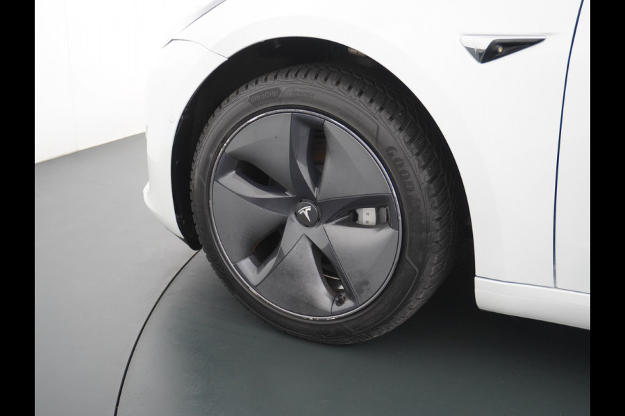 Tesla Model 3 2020 RWD SR+ 60kWh 325PK Lmv 18" AutoPilot Leder PanoDak Adaptive-Cruise Lmv Camera's Elektr.-Stuur+Stoelen+Spiegels+Geheugen+Ea Navi LED Comfortstoelen ACC DAB Keyless en Voorverwarmen interieur via App One-Pedal-Drive Origineel Nederlandse auto tot 11kw laden thuis! Garantie Accu tot 16-3-2028 max 160.000km 1.584kg licht!