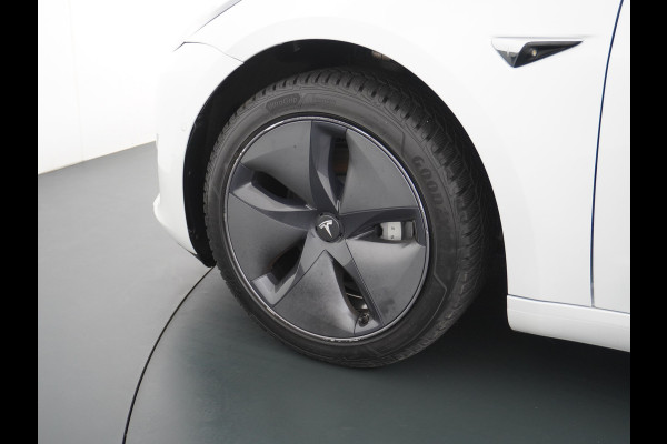 Tesla Model 3 2020 RWD SR+ 60kWh 325PK Lmv 18" AutoPilot Leder PanoDak Adaptive-Cruise Lmv Camera's Elektr.-Stuur+Stoelen+Spiegels+Geheugen+Ea Navi LED Comfortstoelen ACC DAB Keyless en Voorverwarmen interieur via App One-Pedal-Drive Origineel Nederlandse auto tot 11kw laden thuis! Garantie Accu tot 16-3-2028 max 160.000km 1.584kg licht!