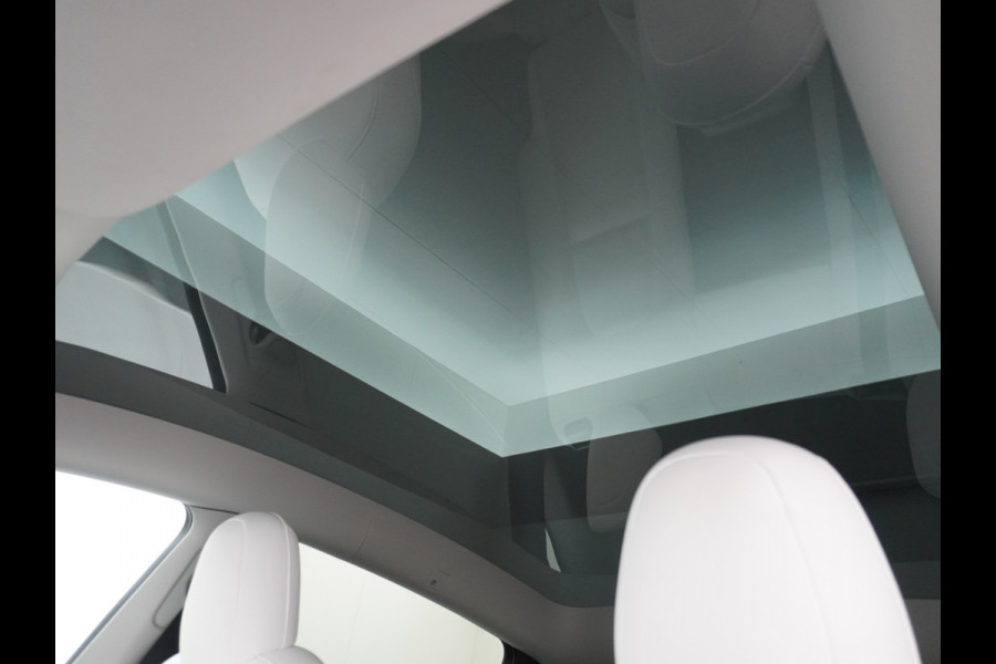 Tesla Model Y Long Range 514PK AWD 75kWh Ivoor-Interieur LMV 20" Warmtepomp Full-Self-Driving Computer 3 Leder Stoelverwarming-V+A+Stuur Adap. Keyless PDC-a+v Elek.Achterklep Lmv Led Standkachel 4WD LR 1e Eigenaar, origineel Nederlands Geleverd, Accu/Motor-Garantie 03-12-2029 of 192.000km