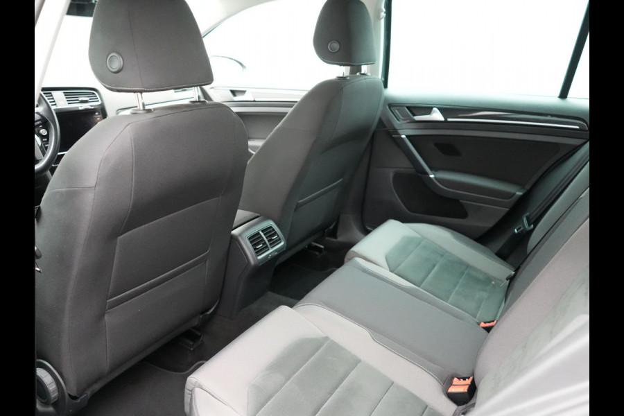 Volkswagen GOLF Variant 1.5 TSI Highline 150pk DSG | Adaptive Cruise | Carplay | Stoelverwarming/Stoelmassage | Navigatie | Spraakbediening | Sportstoelen |