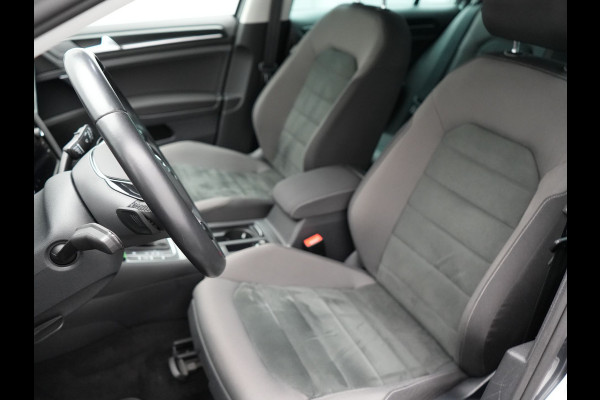 Volkswagen GOLF Variant 1.5 TSI Highline 150pk DSG | Adaptive Cruise | Carplay | Stoelverwarming/Stoelmassage | Navigatie | Spraakbediening | Sportstoelen |