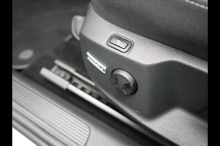 Volkswagen GOLF Variant 1.5 TSI Highline 150pk DSG | Adaptive Cruise | Carplay | Stoelverwarming/Stoelmassage | Navigatie | Spraakbediening | Sportstoelen |