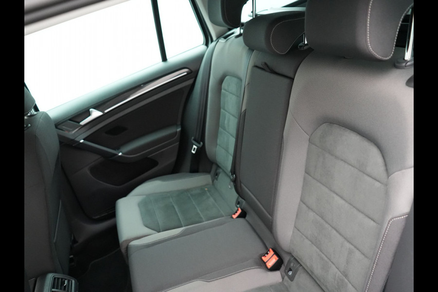 Volkswagen GOLF Variant 1.5 TSI Highline 150pk DSG | Adaptive Cruise | Carplay | Stoelverwarming/Stoelmassage | Navigatie | Spraakbediening | Sportstoelen |