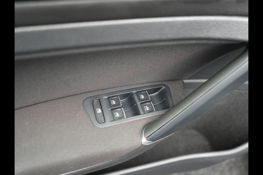 Volkswagen GOLF Variant 1.5 TSI Highline 150pk DSG | Adaptive Cruise | Carplay | Stoelverwarming/Stoelmassage | Navigatie | Spraakbediening | Sportstoelen |