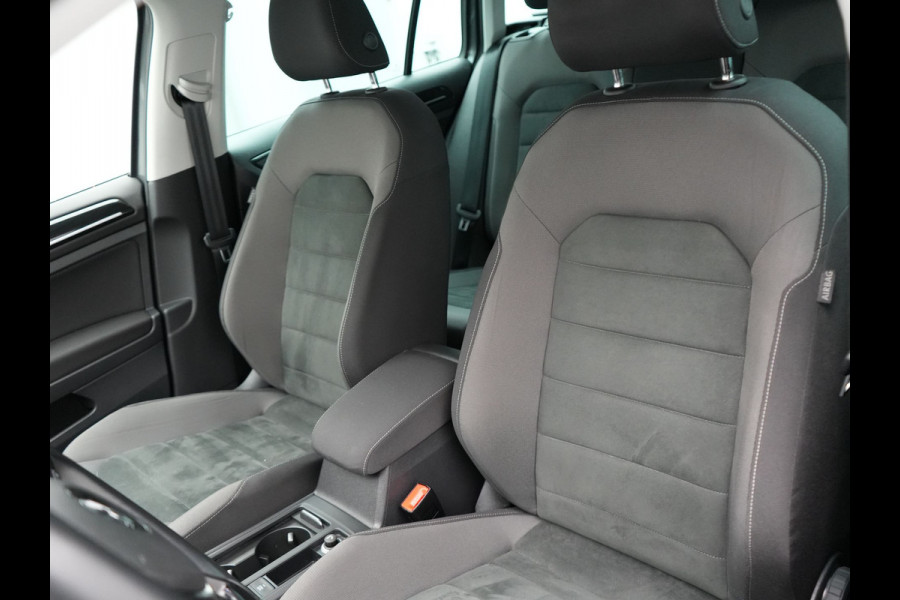Volkswagen GOLF Variant 1.5 TSI Highline 150pk DSG | Adaptive Cruise | Carplay | Stoelverwarming/Stoelmassage | Navigatie | Spraakbediening | Sportstoelen |
