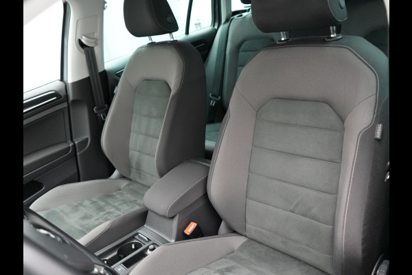 Volkswagen GOLF Variant 1.5 TSI Highline 150pk DSG | Adaptive Cruise | Carplay | Stoelverwarming/Stoelmassage | Navigatie | Spraakbediening | Sportstoelen |