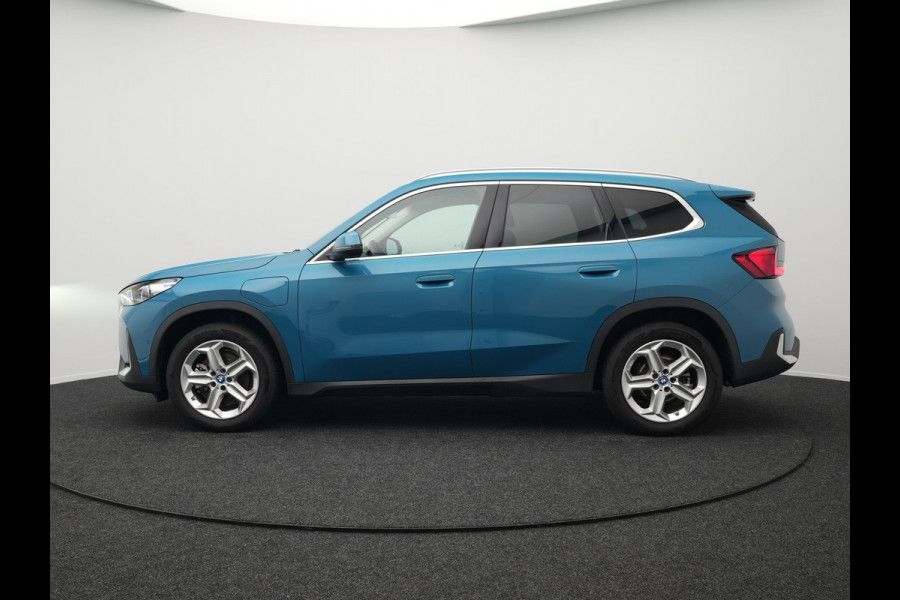 BMW X1 xDrive25e Plug In Hybrid 245pk Dealer O.H PHEV | Trekhaak af Fabriek | Adaptive Cruise | Sportstoelen Memory | Stuur & Stoelverwarming | Harman Kardon | Widescreen Navi | Sfeerverlichting | Keyless |