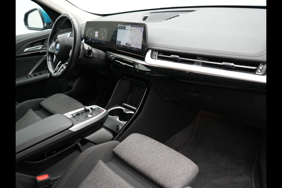 BMW X1 xDrive25e Plug In Hybrid 245pk Dealer O.H PHEV | Trekhaak af Fabriek | Adaptive Cruise | Sportstoelen Memory | Stuur & Stoelverwarming | Harman Kardon | Widescreen Navi | Sfeerverlichting | Keyless |