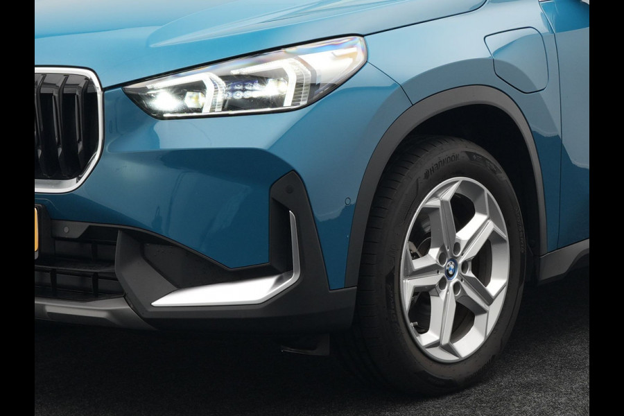 BMW X1 xDrive25e Plug In Hybrid 245pk Dealer O.H PHEV | Trekhaak af Fabriek | Adaptive Cruise | Sportstoelen Memory | Stuur & Stoelverwarming | Harman Kardon | Widescreen Navi | Sfeerverlichting | Keyless |