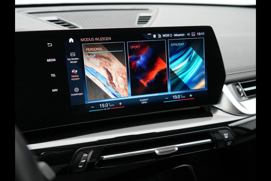 BMW X1 xDrive25e Plug In Hybrid 245pk Dealer O.H PHEV | Trekhaak af Fabriek | Adaptive Cruise | Sportstoelen Memory | Stuur & Stoelverwarming | Harman Kardon | Widescreen Navi | Sfeerverlichting | Keyless |