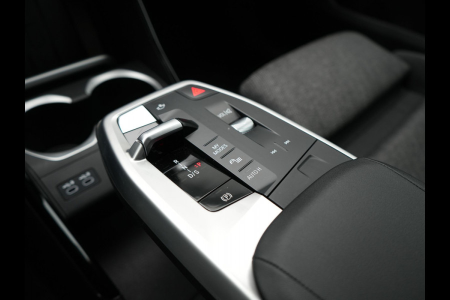 BMW X1 xDrive25e Plug In Hybrid 245pk Dealer O.H PHEV | Trekhaak af Fabriek | Adaptive Cruise | Sportstoelen Memory | Stuur & Stoelverwarming | Harman Kardon | Widescreen Navi | Sfeerverlichting | Keyless |