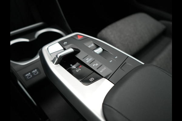 BMW X1 xDrive25e Plug In Hybrid 245pk Dealer O.H PHEV | Trekhaak af Fabriek | Adaptive Cruise | Sportstoelen Memory | Stuur & Stoelverwarming | Harman Kardon | Widescreen Navi | Sfeerverlichting | Keyless |
